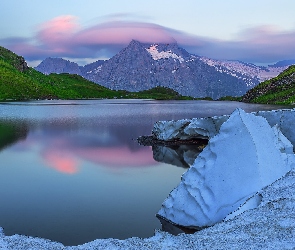 Góry, Zima, Jezioro Bachsee, Góra Wetterhorn, Kanton Berno, Alpy Berneńskie, Szwajcaria, Śnieg