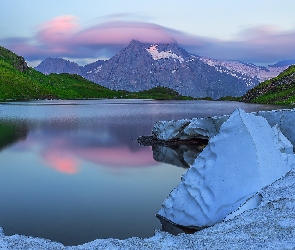 Góra Wetterhorn, Góry, Jezioro Bachsee, Szwajcaria, Śnieg, Zima, Kanton Berno, Alpy Berneńskie