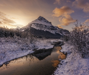 Rzeka, Góry Skaliste, Zima, Kanada, Chmury, Drzewa, Alberta, Góra Tangle Ridge