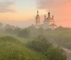 Drzewa, Rzeka, Cerkiew, Wschód słońca, Jesień, Mgła