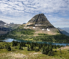 Góra Bearhat Mountain, Chmury, Góry, Drzewa, Stan Montana, Jezioro Hidden Lake, Stany Zjednoczone, Park Narodowy Glacier