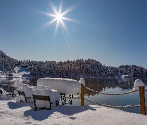 Wzgórza, Styria, Austria, Zima, Domy, Lasy, Promienie słońca, Jezioro Turracher See