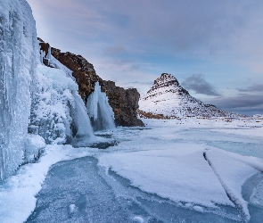 Wodospad Kirkjufellsfoss, Góra Kirkjufell, Skała, Islandia, Lód, Zima, Sople