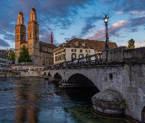 Rzeka Limmat, Most, Szwajcaria, Kościół Grossmunster, Zurych, Latarnia