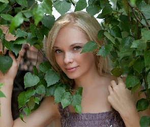 Liście, Blondynka, Kobieta, Uśmiechnięta