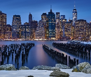 Wieżowce, Nowy Jork, Stany Zjednoczone, Zima, Zatoka, Morze, Noc, Manhattan