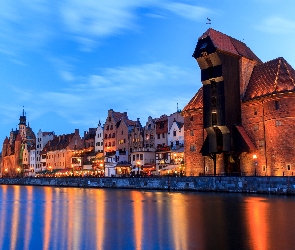 Deptak, Oświetlone, Wieczór, Żuraw portowy, Gdańsk, Rzeka Motława, Polska, Domy