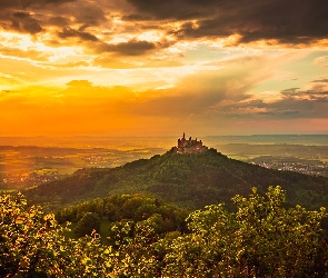 Góra Hohenzollern, Badenia-Wirtembergia, Wzgórza, Niemcy, Zachód słońca, Chmury, Zamek Hohenzollern, Drzewa, Drzewa
