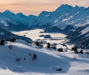 Góry, Drzewa, Zima, Szwajcaria, Dolina Engadyna, Dolina, Kanton Gryzonia, Zaspy