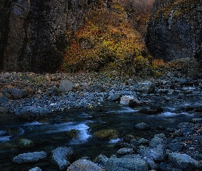 Kamienie, Strumyk, Skały