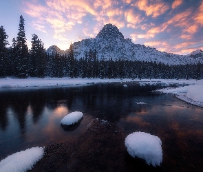 Kanada, Bow River, Las, Zima, Rzeka, Drzewa, Park Narodowy Banff, Prowincja Alberta, Góry