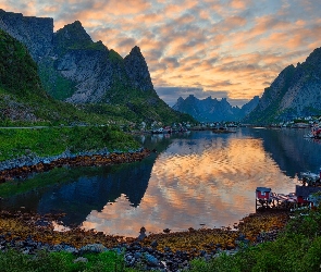 Morze Norweskie, Lofoty, Norwegia, Chmury, Góry, Domy, Wschód słońca, Wieś Reine