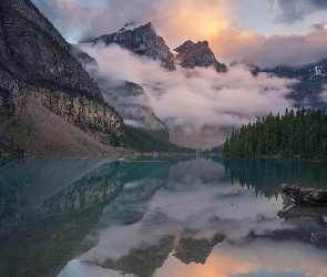 Drzewa, Góry, Alberta, Chmury, Jezioro Moraine, Kanada, Park Narodowy Banff