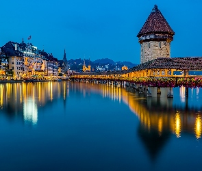 Oświetlony, Rzeka Reuss, Szwajcaria, Wieża, Domy, Lucerna, Most Kapellbrucke