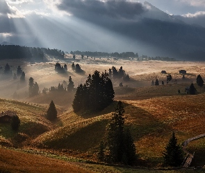 Włochy, Domy, Płaskowyż Seiser Alm, Drzewa, Chmury, Przebijające światło, Dolina Val Gardena, Góry, Wschód słońca, Dolomity