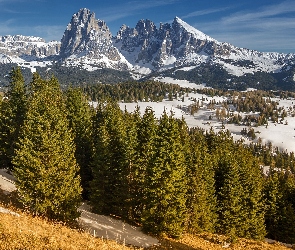 Włochy, Domy, Wschód słońca, Drzewa, Dolina Val Gardena, Płaskowyż Seiser Alm, Góry Sassolungo, Dolomity, Zima, Wzgórza