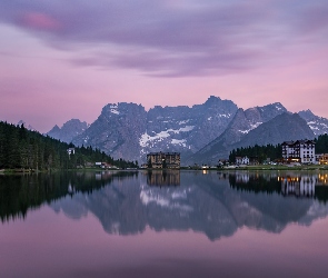 Zachód słońca, Belluno, Dolomity, Włochy, Jezioro Misurina, Góry, Odbicie, Domy, Las