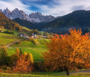 Dolomity, Droga, Włochy, Góry, Wieś, Dolina Val di Funes, Drzewa, Santa Maddalena, Lasy, Jesień, Jesienne, Domy