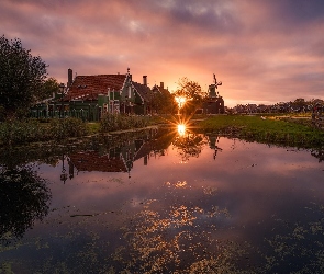 Holandia, Skansen Zaanse Schans, Staw, Most, Skansen Wiatraków, Domy, Zachód słońca, Drzewa, Zaandam, Wiatraki