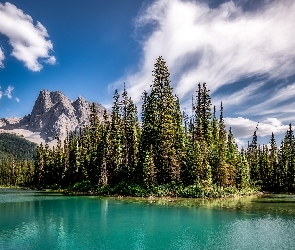 Jezioro Emerald Lake, Park Narodowy Yoho, Kanada, Drzewa, Chmury, Prowincja Kolumbia Brytyjska, Góry
