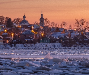 Rosja, Drzewa, Światła, Kostroma, Śnieg, Rzeka Wołga, Lód, Domy, Zima, Cerkiew