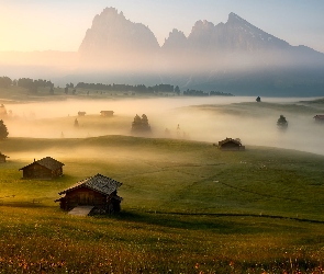 Góry Sassolungo, Domy, Mgła, Wschód słońca, Włochy, Dolina Val Gardena, Płaskowyż Seiser Alm, Łąki, Dolomity