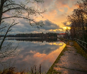 Drzewa, Jezioro Huuhanlampi, Finlandia, Domy, Zachód słońca, Chmury, Las