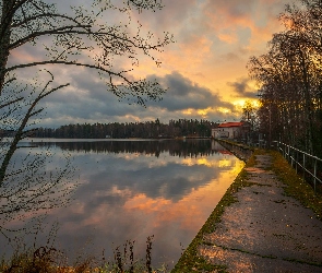 Chmury, Zachód słońca, Drzewa, Finlandia, Domy, Jezioro Huuhanlampi, Las