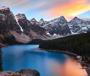 Moraine Lake, Drzewa, Jezioro, Lasy, Prowincja Alberta, Góry, Kanada, Park Narodowy Banff