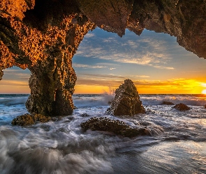 Stany Zjednoczone, Hrabstwo Los Angeles, Zachód słońca, Kalifornia, Fale, Morze, Jaskinia, Plaża El Matador Beach, Malibu, Skały