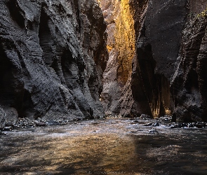 Kanion Zion Narrows, Rzeka, Skały, Stany Zjednoczone, Park Narodowy Zion, Przebijające światło, Stan Utah, Virgin River