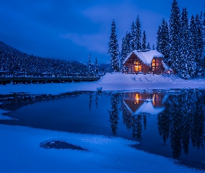 Jezioro Emerald Lake, Prowincja Kolumbia Brytyjska, Kanada, Park Narodowy Yoho, Zima, Lód, Most, Śnieg, Góry, Las, Dom, Drzewa