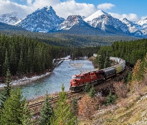 Ośnieżone, Alberta, Kanada, Góry Skaliste, Szczyty, Drzewa, Bow River, Las, Park Narodowy Banff, Pociąg, Rzeka, Chmury