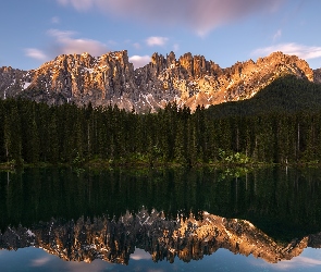 Góry, Włochy, Odbicie, Jezioro Karersee, Las, Chmury, Dolomity