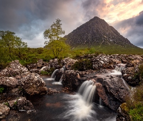 Wschód słońca, Roślinność, Skały, Chmury, Dolina Glen Coe, Rejon Highland, Góra, Szczyt Buachaille Etive Mor, Szkocja, Rzeka Coupall