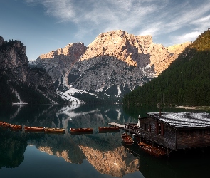 Góry Dolomity, Jezioro Pragser Wildsee, Włochy, Łódki, Drewniany, Pomost, Domek, Lago di Braies