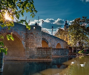 Rzeka, Most, Promienie słońca, Dom, Drzewa, Łabędzie, Kościół