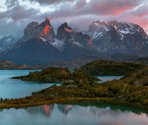 Góry Torres del Paine, Szczyty, Patagonia, Chile, Park Narodowy Torres del Paine, Chmury, Jezioro, Krzewy, Ośnieżone