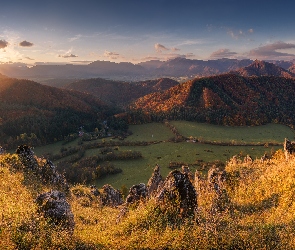 Góry, Jesień, Trawa, Domy, Promienie słońca, Drzewa, Dolina