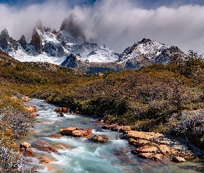 Rzeka, Drzewa, Szczyt Fitz Roy, Góry Andy, Argentyna, Chmury, Roślinność, Patagonia, Kamienie