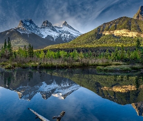 Chmury, Prowincja Alberta, Góra Three Sisters, Canmore, Kanada, Canadian Rockies, Bow River, Rzeka, Drzewa, Góry