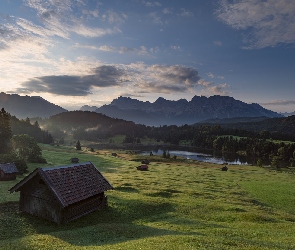 Domek, Wschód słońca, Góry Karwendel, Drzewa, Chmury, Niemcy, Miejscowość Krun, Bawaria, Drewniany, Jezioro Geroldsee, Las