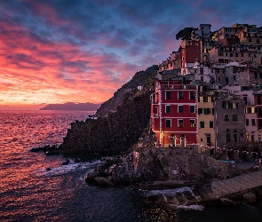 Domy, Prowincja La Spezia, Włochy, Zachód słońca, Skały, Morze, Chmury, Riomaggiore