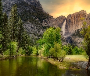 Rzeka, Wodospad Upper Falls, Stan Kalifornia, Drzewa, Góry, Stany Zjednoczone, Park Narodowy Yosemite