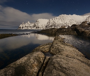 Norwegia, Wyspa Senja, Skały, Morze, Ośnieżone, Góry