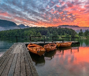 Kościół św Jana, Drzewa, Łódki, Pomost, Słowenia, Chmury, Wschód słońca, Gmina Bohinj, Jezioro Bohinj