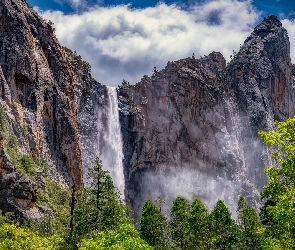 Stan Kalifornia, Wodospad, Stany Zjednoczone, Góry, Drzewa, Park Narodowy Yosemite, Chmury, Bridalveil Fall