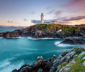 Latarnia morska, Wschód słońca, Morze, Skały, Portsalon, Fanad Head Lighthouse, Irlandia, Chmury