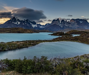 Szczyty, Chmury, Ośnieżone, Góry Torres del Paine, Chile, Park Narodowy Torres del Paine, Krzewy, Patagonia, Jezioro