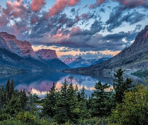 Góry, Stan Montana, Stany Zjednoczone, Chmury, Saint Mary Lake, Jezioro, Drzewa, Park Narodowy Glacier